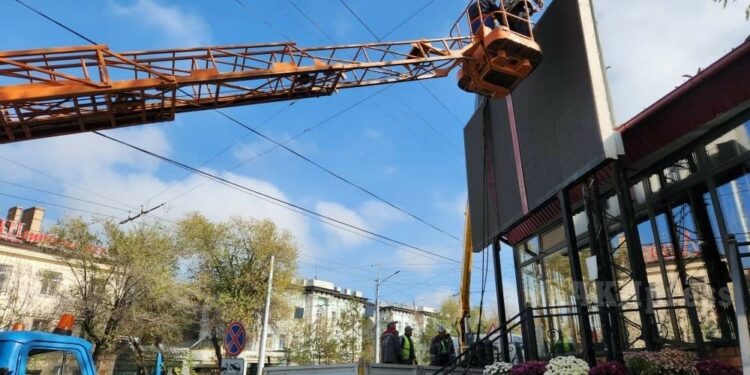 Бишкекте «Ожак Кебап» кафесинин бир бөлүгү бузулууда