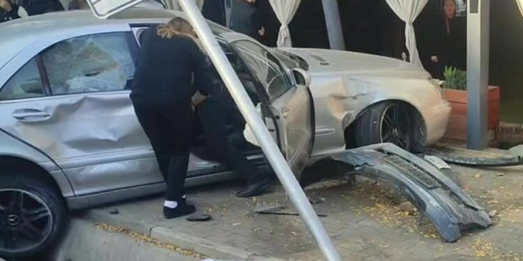 Бишкекте унаа жолдон чыгып, аял киши менен баланы сүзүп кетти