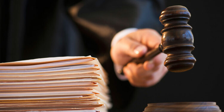 Мурдагы аялынын кулак-мурдун кескилеген шектүүгө пробациялык мөөнөт берген судья иштен алынат