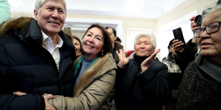 Атамбаев Кыргызстанга кайтабы? Уулу бул маалыматты төгүнгө чыгарды