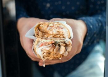 Бишкекте шаурмага уулангандардын саны 43 адамга жетти