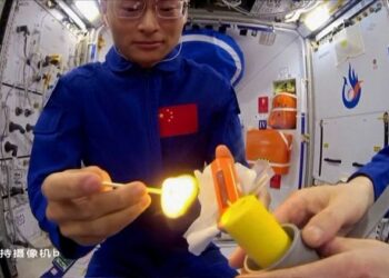 Кытай астронавттары космосто шамды күйгүзүп көрүштү (видео)