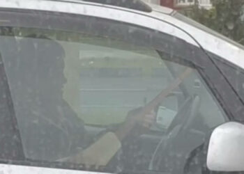 Бишкектеги унаа тыгында комузда кол ойнотуп жаткан айдоочунун видеосу тарады