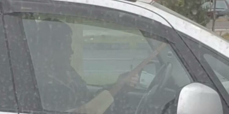 Бишкектеги унаа тыгында комузда кол ойнотуп жаткан айдоочунун видеосу тарады