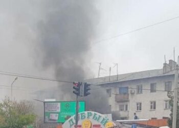 Бишкектин Ахунбаев көчөсүндө дүкөн өрттөндү (видео)