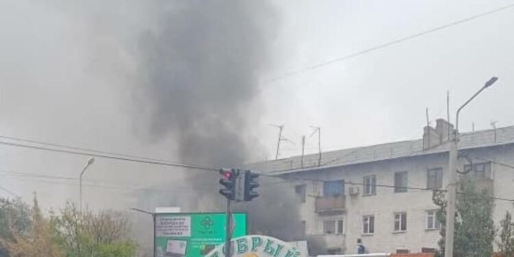 Бишкектин Ахунбаев көчөсүндө дүкөн өрттөндү (видео)