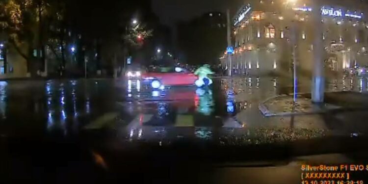 Бишкекте кайгуул кызматкерин унаа сүзүп кетти