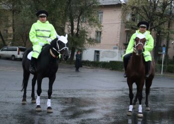 Бишкектеги атчан милиция кызматкерлери (сүрөт)