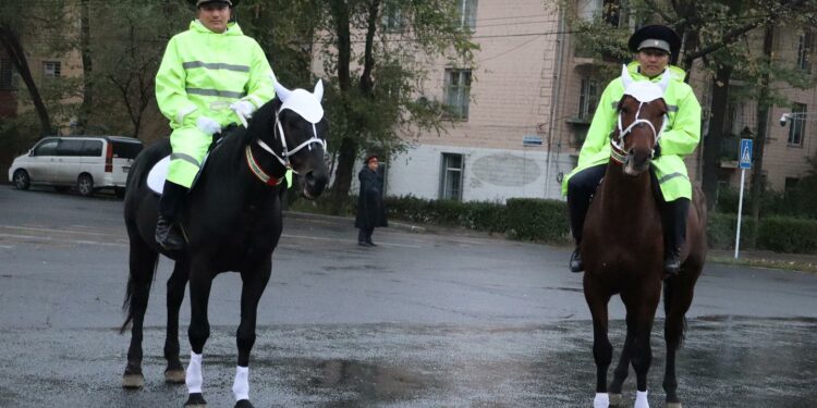 Бишкектеги атчан милиция кызматкерлери (сүрөт)