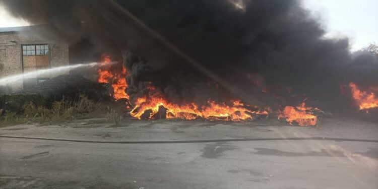 Бишкекте кампада дөңгөлөктөр күйүп, өрт чыкты