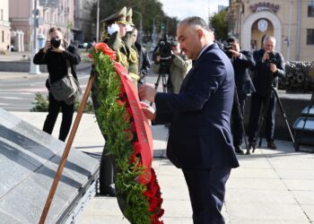 Нурланбек Шакиев Минск шаарындагы «Жеңиш» монументине гүлчамбар койду