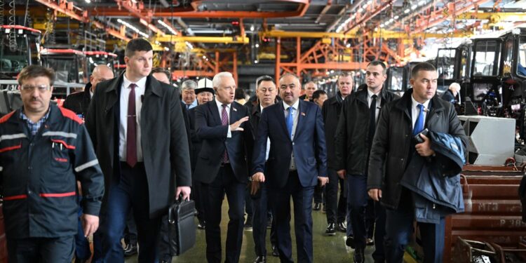 Нурланбек Шакиев Минск шаарындагы өндүрүштүк жайлардын ишмердүүлүгү менен таанышты