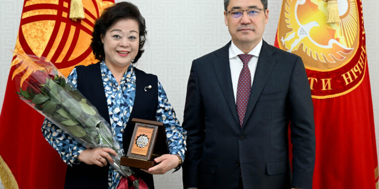 Садыр Жапаров Кытайдын элчисине «Достук» орденин тапшырды