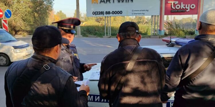 Бишкек мэриясы «Дордой» базарына жүргүнчүлөрдү 50 сомдон ташыган кичи автобустар аныкталганын билдирди