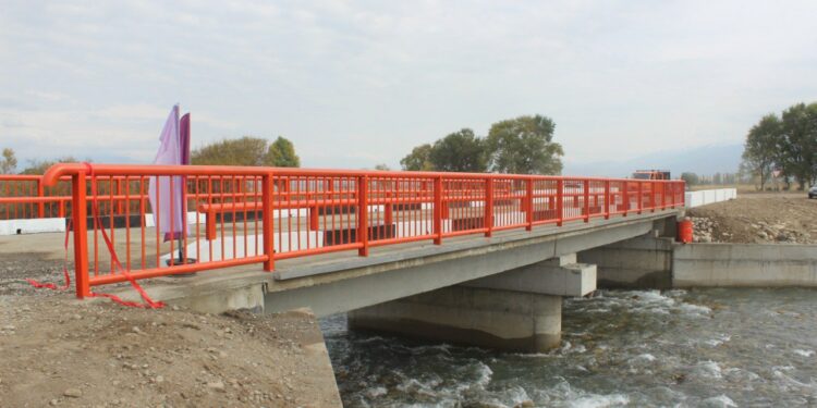 Ак-Суу районунда селден улам жараксыз болуп калган көпүрө жаңы салынды