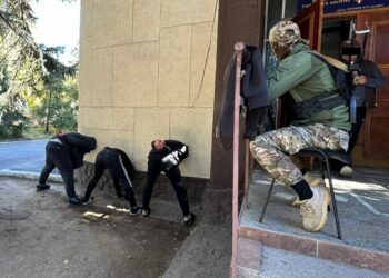 Ысык-Көлдө Камчы Көлбаевдин тобуна тиешеси барлардын үйүндө тинтүү жүрдү