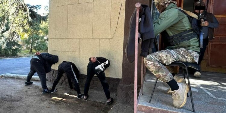 Ысык-Көлдө Камчы Көлбаевдин тобуна тиешеси барлардын үйүндө тинтүү жүрдү