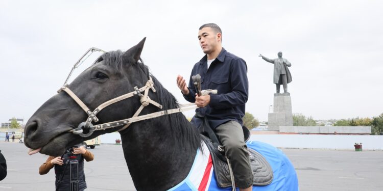 Дүйнө чемпиону Акжол Махмудовго аргымак тартууланды