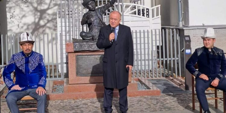 Элчи Текебаев демилге кылган Берлиндеги “Бала Манасчы” айкели расмий ачылды