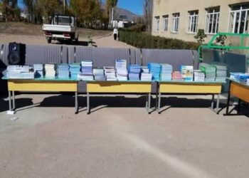 Тоңдо аксакал 60 жаш тоюн бербей, окуучуларга китеп сатып берди