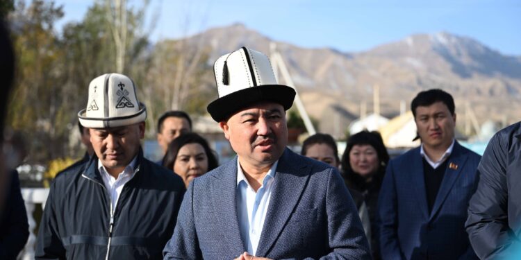 Нурланбек Шакиев Нарын шаарында жайгашкан социалдык мекемелердин абалы менен таанышты