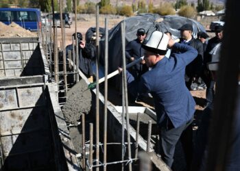 Төрага Нурланбек Шакиев Жумгалда бала бакчанын пайдубалына капсула салды