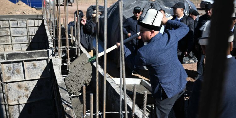 Төрага Нурланбек Шакиев Жумгалда бала бакчанын пайдубалына капсула салды