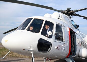 Садыр Жапаров Өзгөчө кырдаалдар министрлигине МИ-8 тик учагын тапшырды