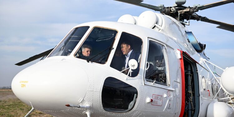 Садыр Жапаров Өзгөчө кырдаалдар министрлигине МИ-8 тик учагын тапшырды