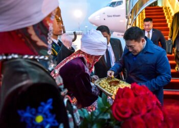 Кол чатыр менен сулууларды жаандан коргоп турган мырзалардын сүрөтү