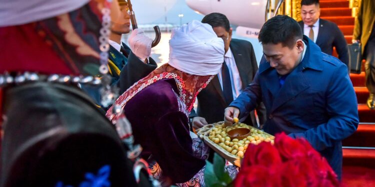 Кол чатыр менен сулууларды жаандан коргоп турган мырзалардын сүрөтү