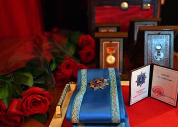 «Кумтөрдүн» 30 жылдыгы: Президент кимдерге сыйлык тапшырды? Тизме