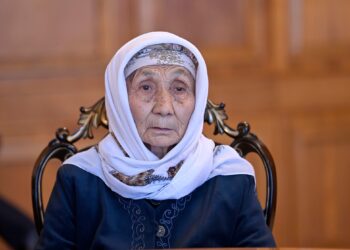 «Шектүүнүн сөзү бизди кыжаалат кылды». Эки баласы менен кошо киши колдуу болгон аялдын апасы арыз-муңун айтты