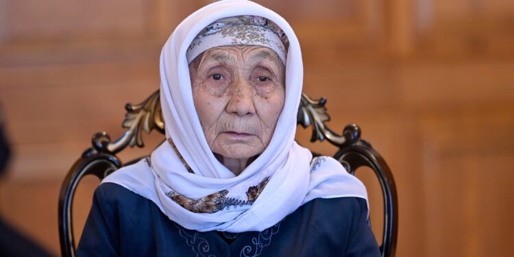 «Шектүүнүн сөзү бизди кыжаалат кылды». Эки баласы менен кошо киши колдуу болгон аялдын апасы арыз-муңун айтты