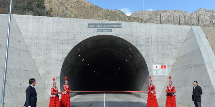 Бишкек-Ош унаа жолундагы кар көчкүгө каршы галерея ачылды