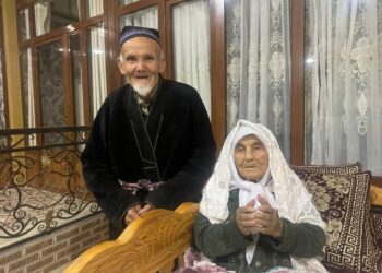 Баткенде 103 жаштагы Мийзам Пазылов менен 120 жаштагы Айымча Нурахмедовага акчалай жардам беришти