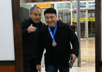 Күмүш утуп алган депутат Икрамовду аэропорттон тосуп алышты