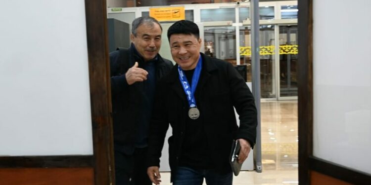 Күмүш утуп алган депутат Икрамовду аэропорттон тосуп алышты