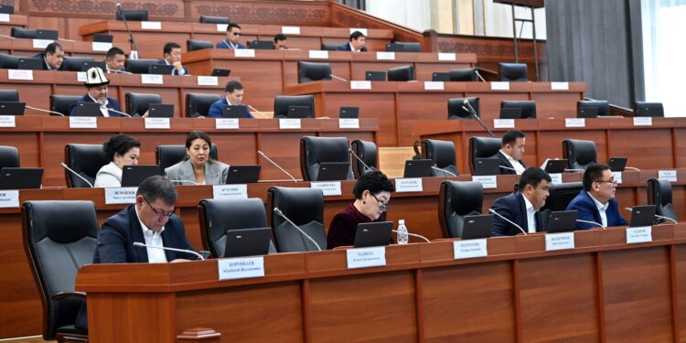 Жогорку Кеңеш “Коммерциялык эмес уюмдар жөнүндөгү” мыйзамына сунушталган өзгөртүүлөрдү биринчи окууда колдоду