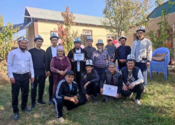 Лейлекте 10 жылдыктар 3 кызы менен жашаган жалгыз бой энеге үй куруп беришти (сүрөт)