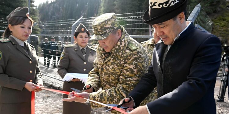 Садыр Жапаров менен Камчыбек Ташиев Түптө жаңы чек ара бекетин ачты