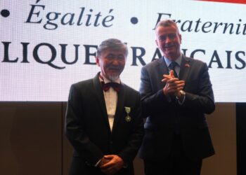 Актан Арым Кубатка Франциянын искусство жана адабият орденинин кавалери наамы тапшырылды