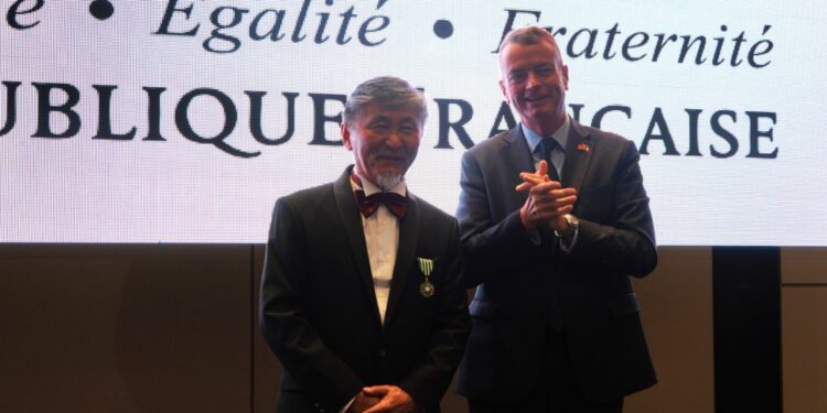 Актан Арым Кубатка Франциянын искусство жана адабият орденинин кавалери наамы тапшырылды