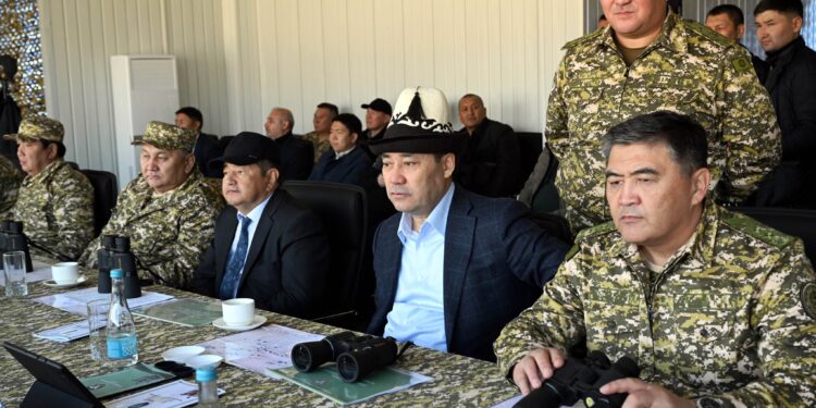 Садыр Жапаров менен Камчыбек Ташиев көрсөтмөлүү тактикалык-саптык машыгууга катышты
