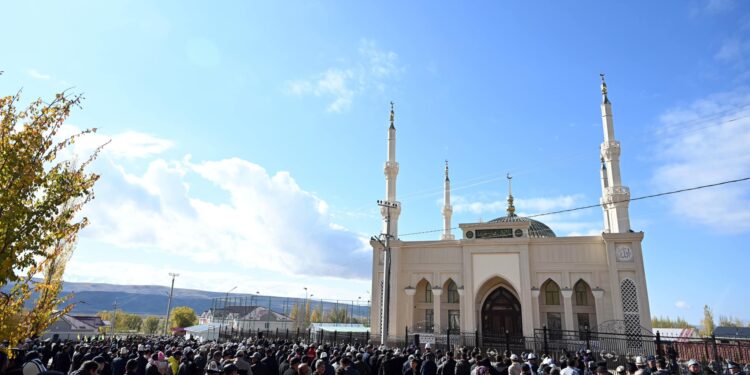 Садыр Жапаров туулуп-өскөн айылы Кең-Сууда ачкан мечиттин сүрөттөрү