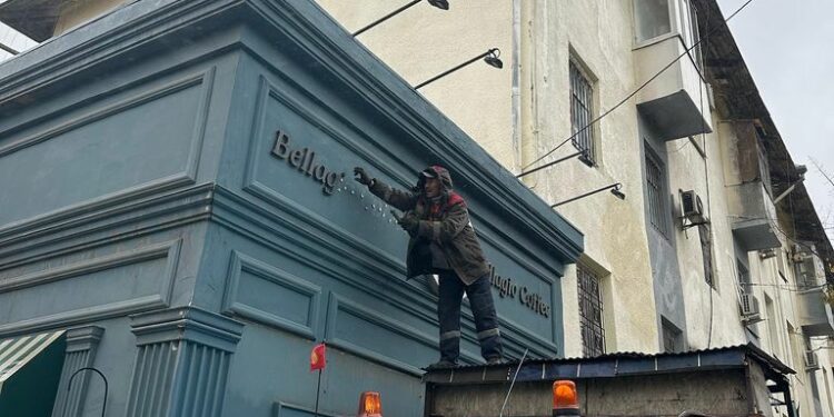 Вице-мэр Орунтаев: «Көрнөк-жарнактар кыргыз тилинде болушу керек!»