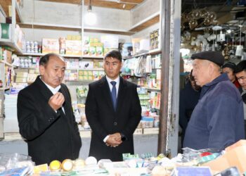 Алымкадыр Бейшеналиев «Ош базарынын» дары сатылган жеринде рейд кылды