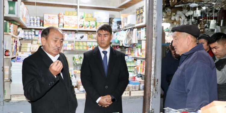 Алымкадыр Бейшеналиев «Ош базарынын» дары сатылган жеринде рейд кылды