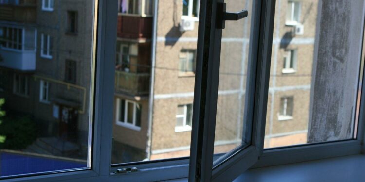 Москвада кыргызстандык кыз 6-кабаттан кулаган. Ал Бишкекке жеткирилди