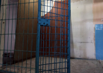 Токмоктогу абакта жашы жете элек кызга ыплас аракеттерди жасоого шектүү асынган абалда табылды